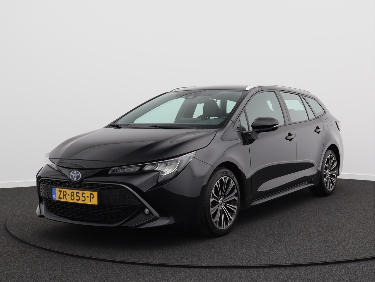 Toyota Corolla Touring Sports - 1.8 Hybrid First Edition/ lage km/ zeer mooi! - AutoWereld.nl