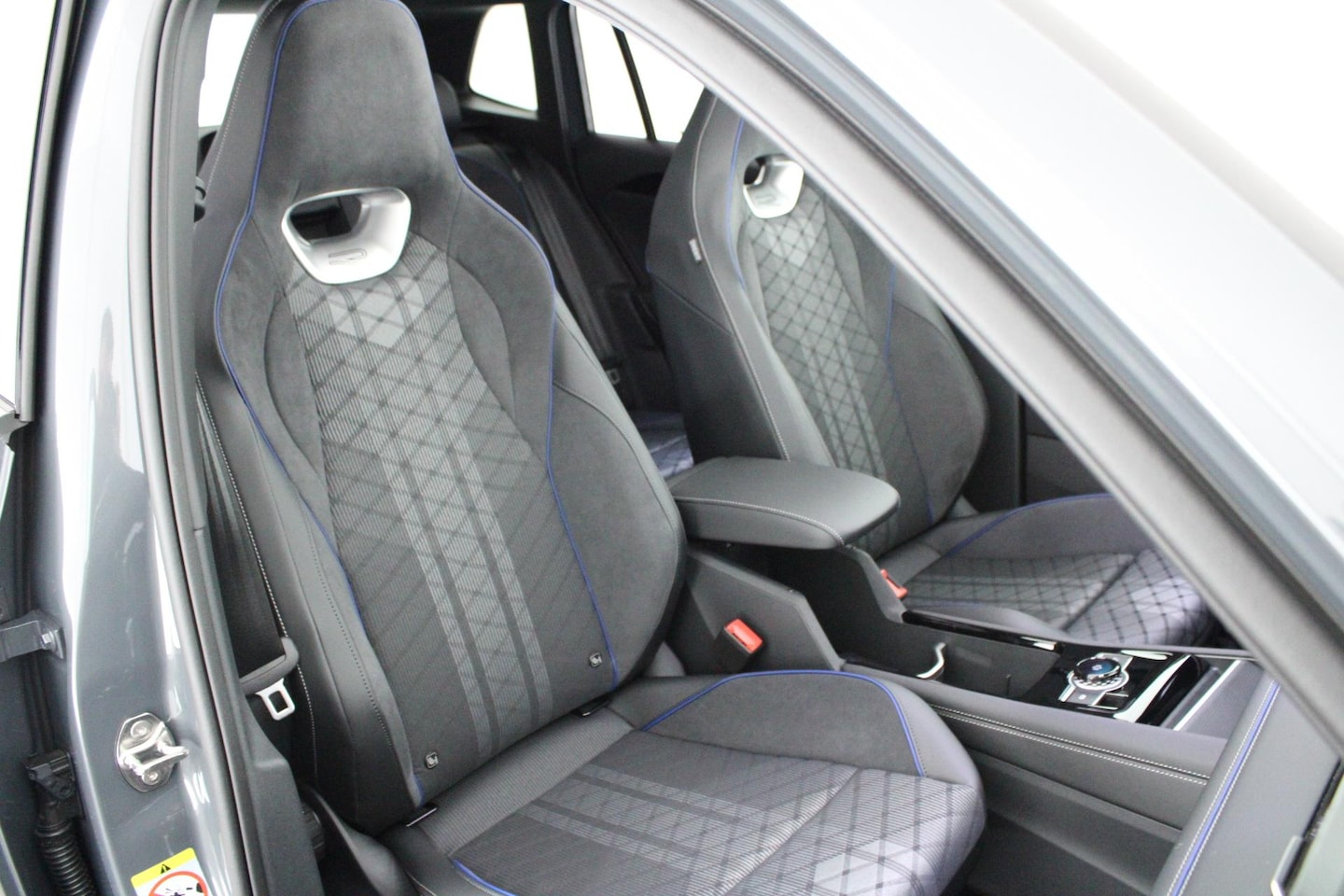 Volkswagen Tiguan - 1.5 272pk eHybrid R-Line Edition Black Style Trekhaak Camera Panoramadak Stoelverwarming M - AutoWereld.nl