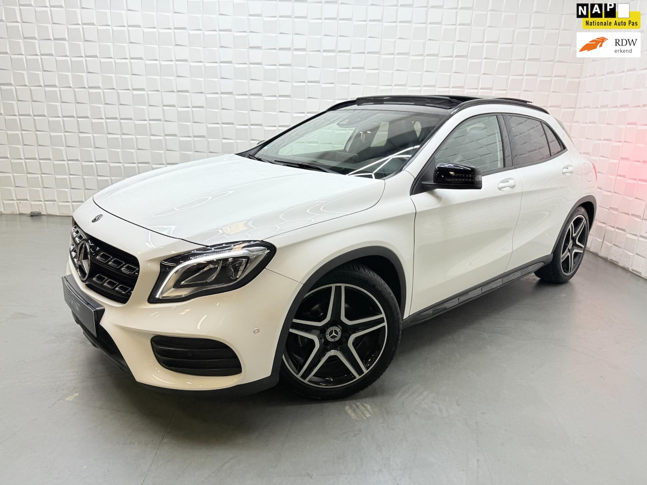 Mercedes-Benz GLA-Klasse - 180 AMG PANO NIGHT CAMERA KEYL - AutoWereld.nl
