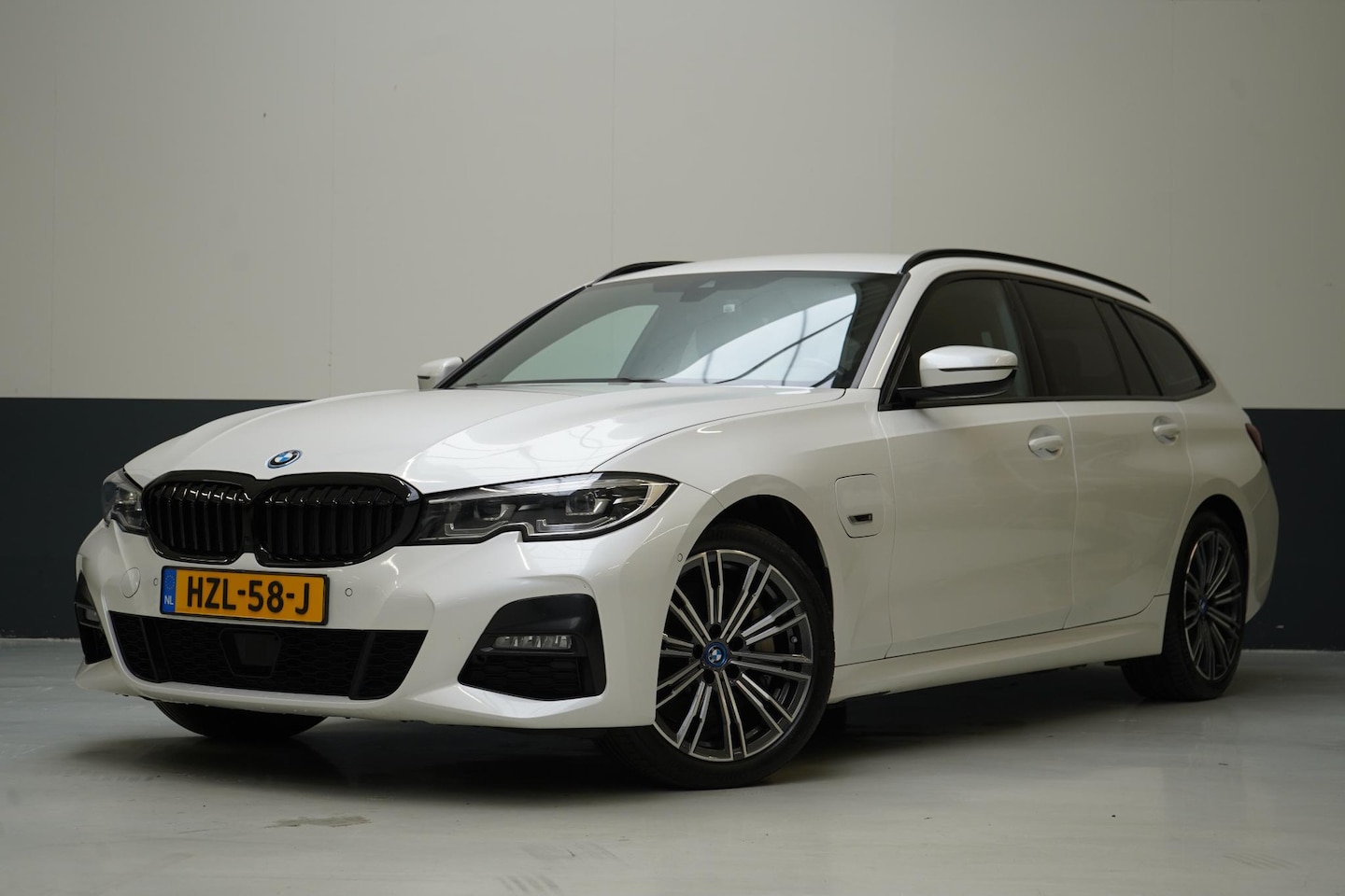 BMW 3-serie Touring - 330e Business Edition Plus | Adaptive cruise | Trekhaak wegkl. | Navigatie | Camera | Appl - AutoWereld.nl