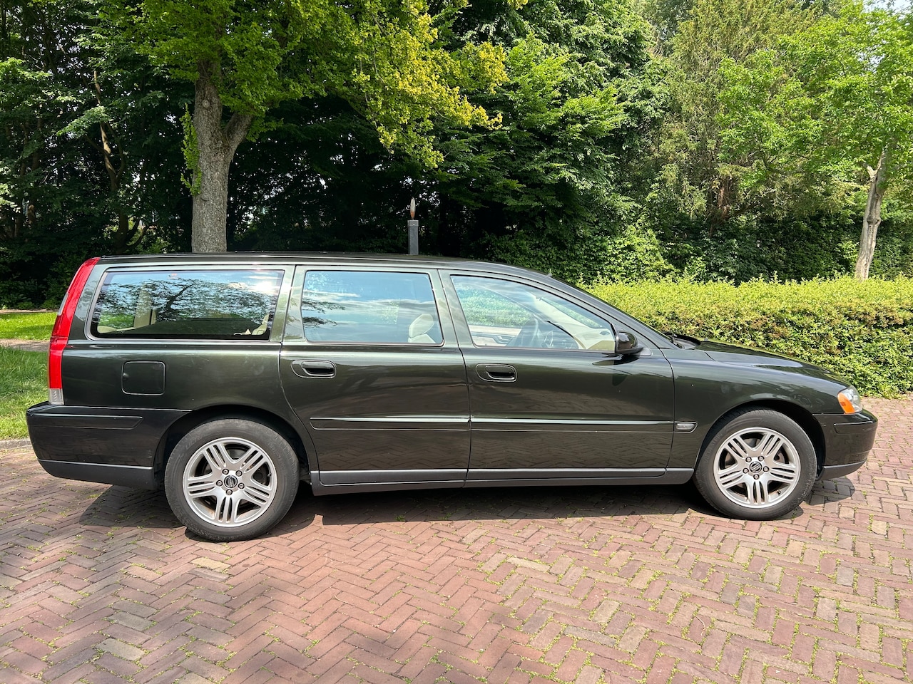 Volvo V70 - 2.4 Momentum - AutoWereld.nl