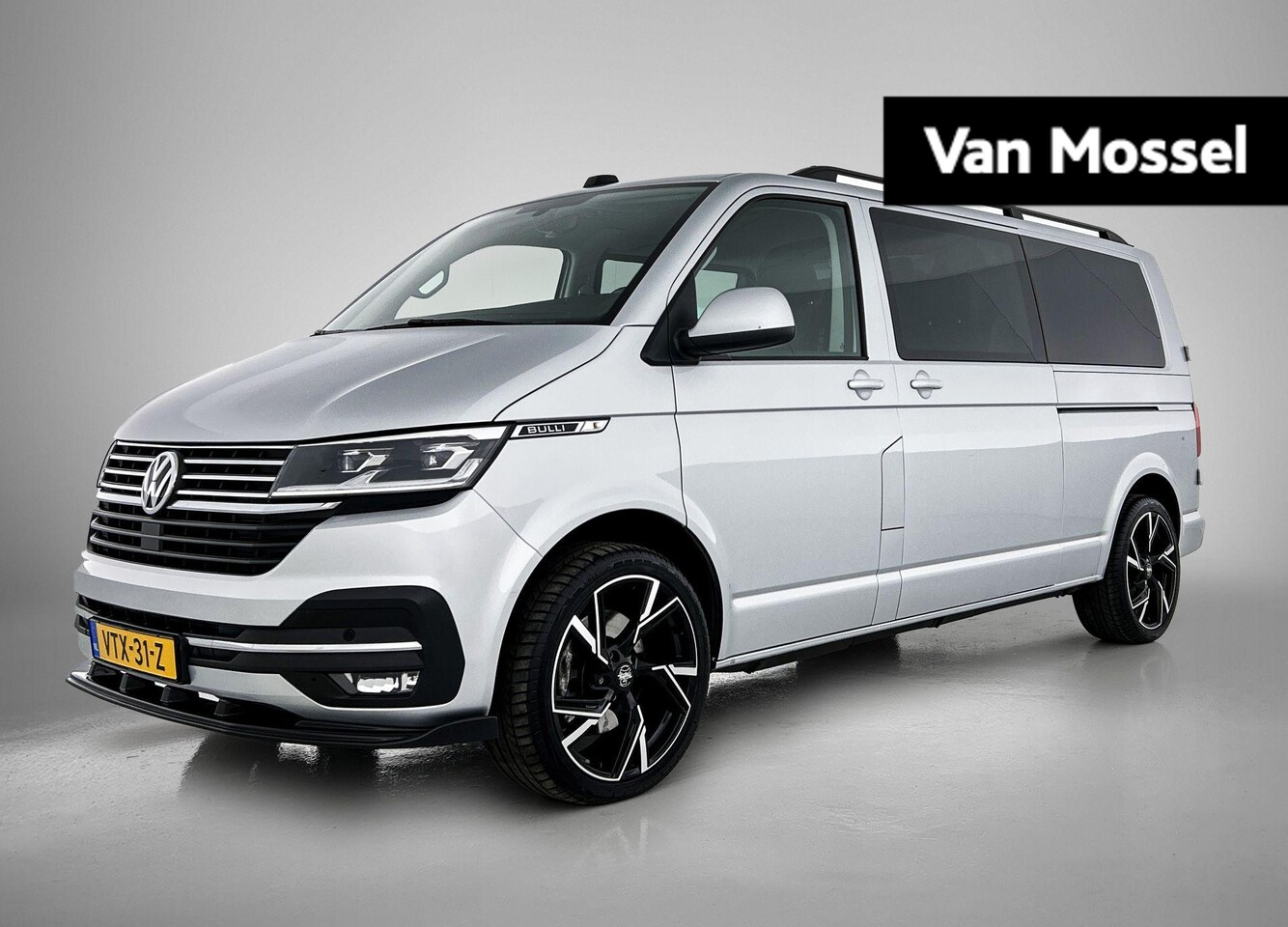 Volkswagen Transporter - 2.0 TDI L2H1 DC Bulli | Automaat | Camera | Dubbele cabine | Trekhaak | Parkeerhulp voor + - AutoWereld.nl