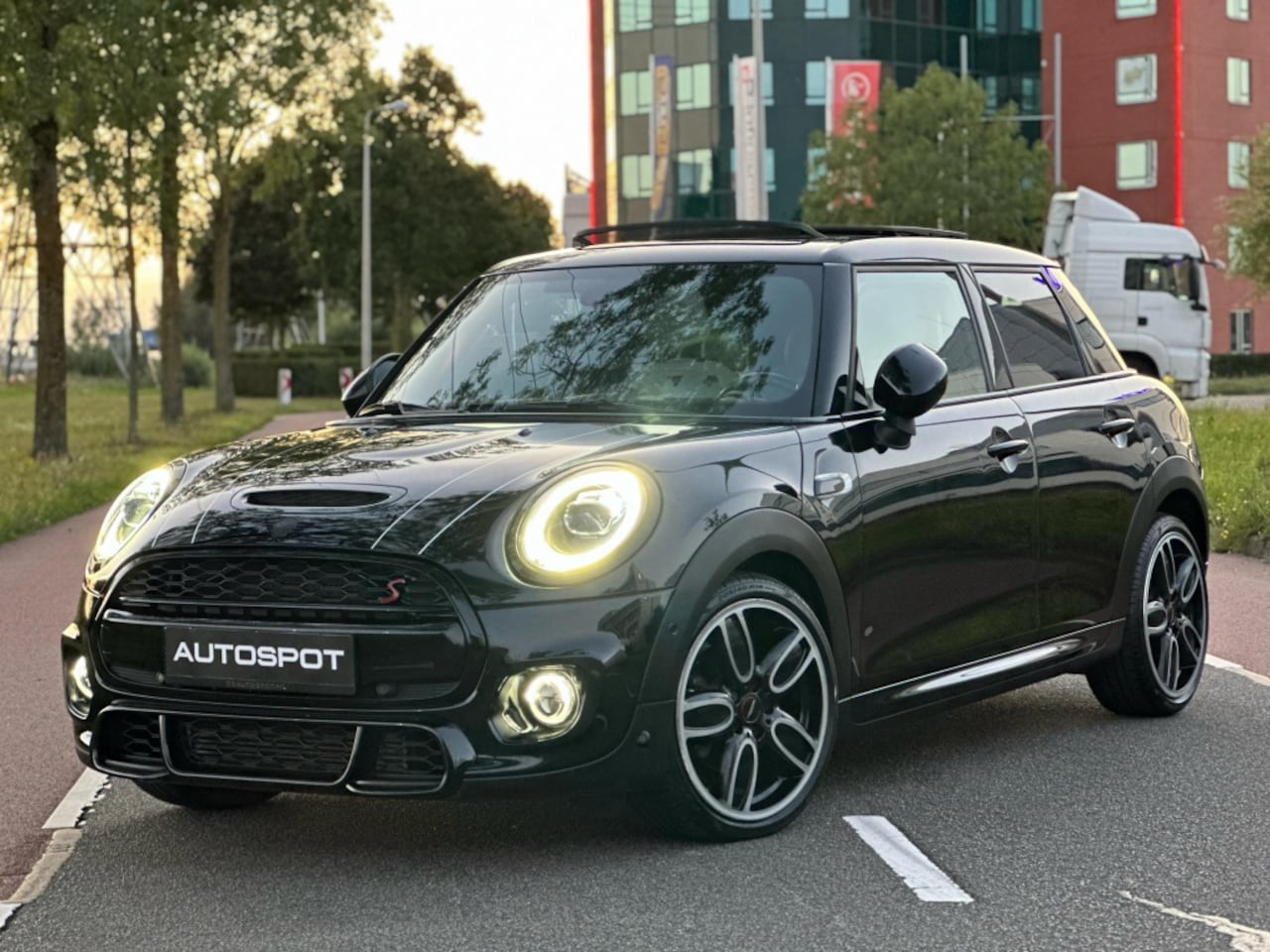 MINI John Cooper Works - Mini 2.0 S JCW HUD PANO CAM KEYLESS LEDER - AutoWereld.nl