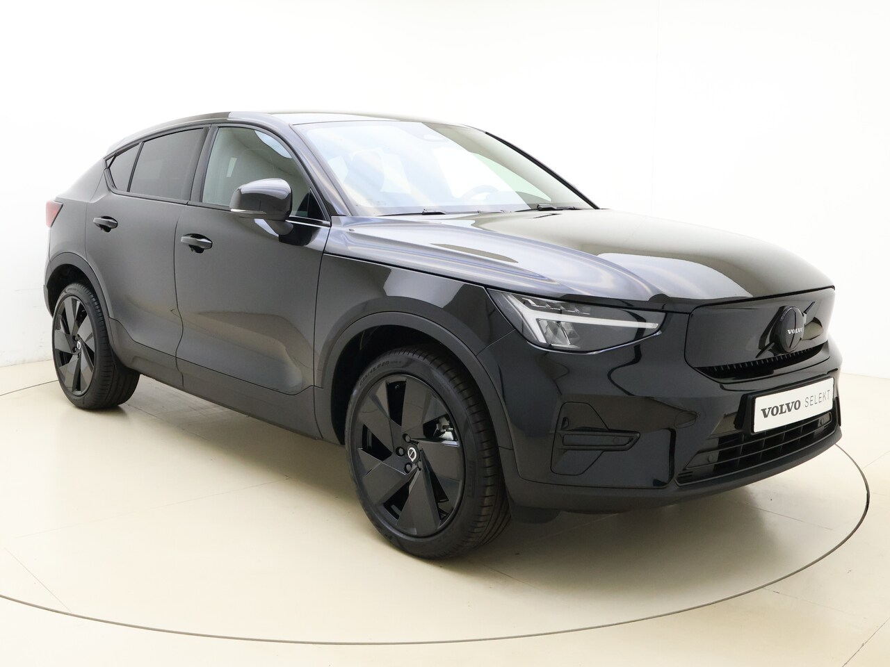 Volvo EC40 - Extended Range Plus Black Edition / NIEUW / MY26 / DIRECT LEVERBAAR / NUBUCK / GETINT GLAS - AutoWereld.nl