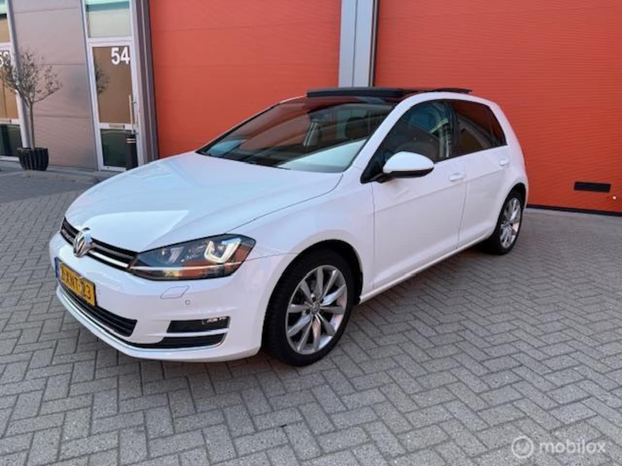 Volkswagen Golf - 1.2 TSI Highline 5DRS PANO-NAVI-KM NAP-NL - AutoWereld.nl