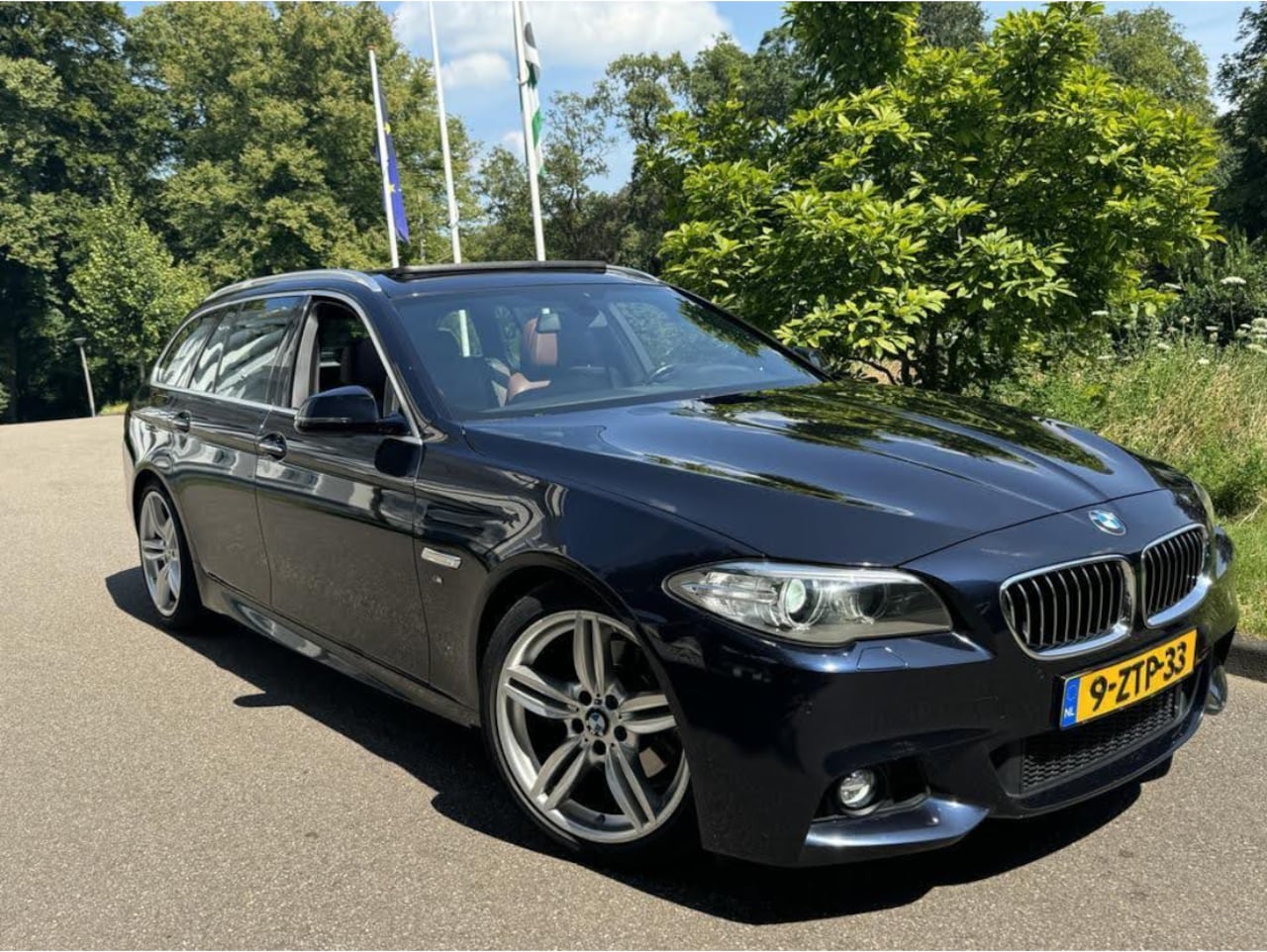 BMW 5-serie Touring - 520i High Executive BMW 520I Touring Aut 2015 Zwart, Facelift, M-pakket, Carplay - AutoWereld.nl