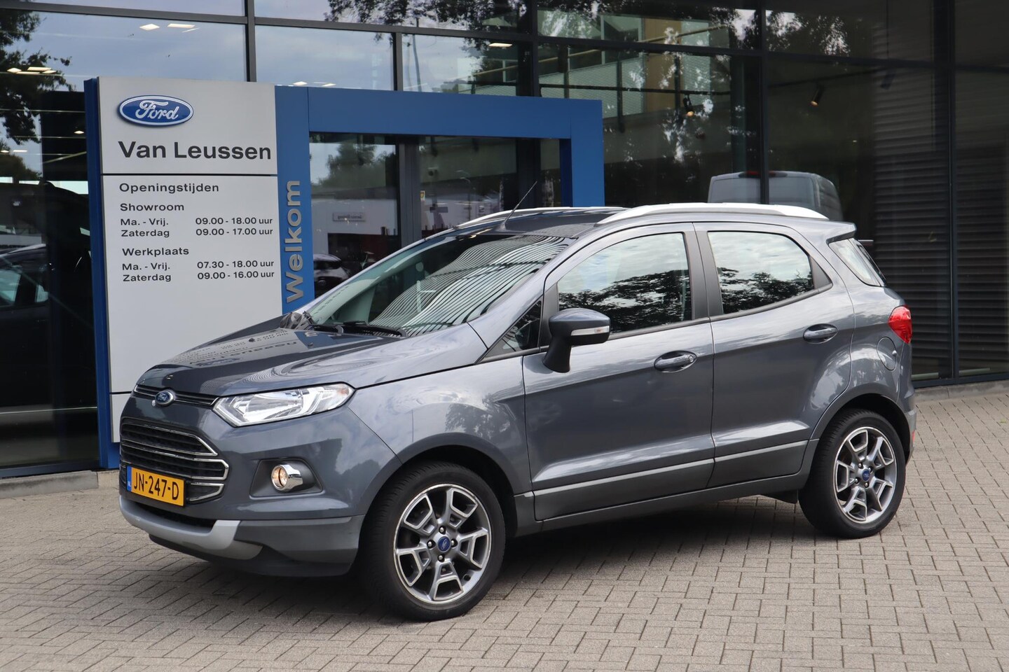 Ford EcoSport - 125PK TITANIUM TREKHAAK STOEL/VOORRUITVERW. LEDER PARKEERSENSOREN CLIMATE LM-VELGEN CAMERA - AutoWereld.nl