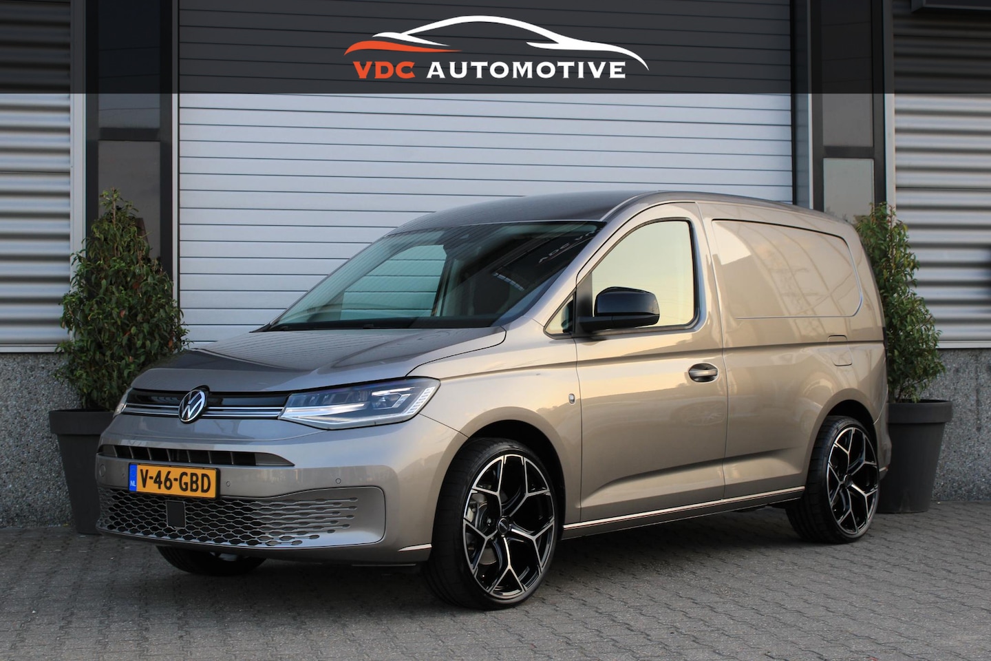 Volkswagen Caddy - 2.0 TDI Mojavebeige | LED | R-Line Stoelen | Trekhaak | Virtual Cockpit | Navi | DAB | BTW - AutoWereld.nl