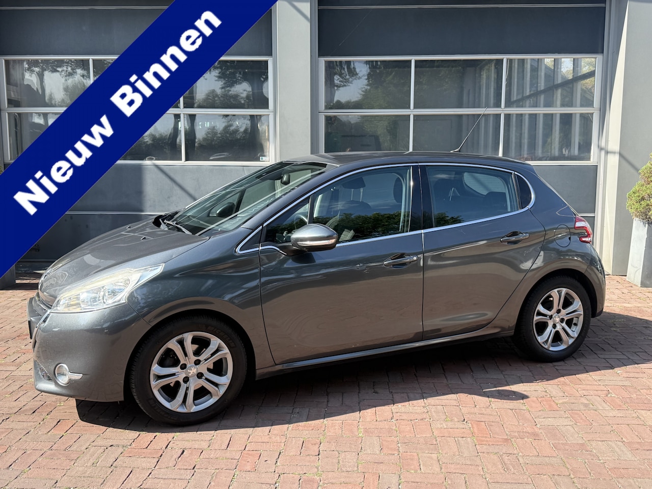 Peugeot 208 - 1.2 VTi Allure km 112.000 Bj 2014 Navi,16Inch,Clima,Cv Dealer onderhouden !! - AutoWereld.nl