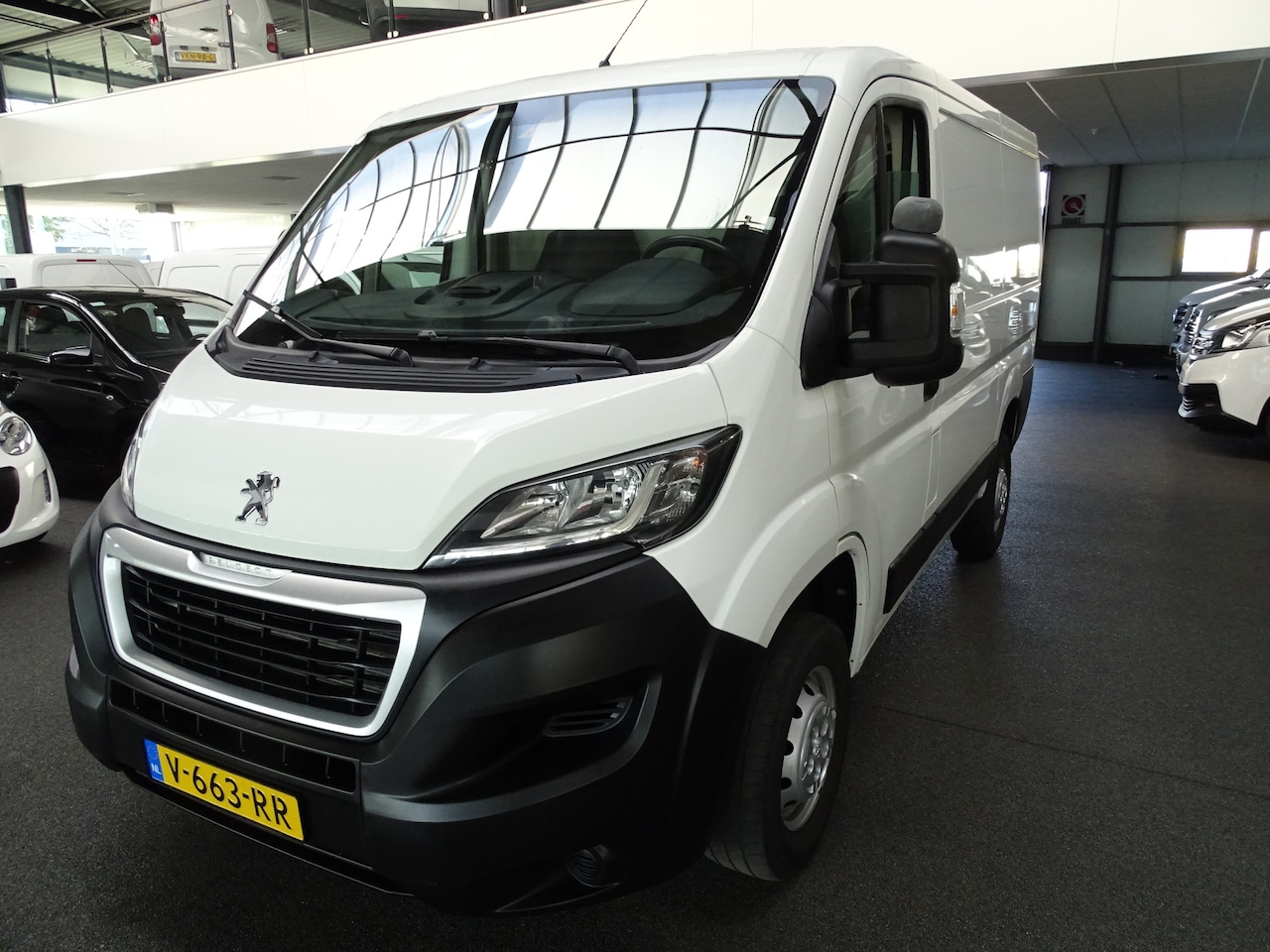 Peugeot Boxer - 330 2.0 BlueHDI L1H1 Premium 330 2.0 BlueHDI L1H1 Premium - AutoWereld.nl