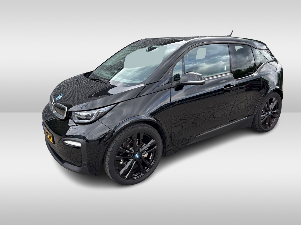 BMW i3 - Dark Shadow Edition 120Ah 42 kWh / Camera / Navigatie / 20'' / Stoelverwarming / DAB / LED - AutoWereld.nl
