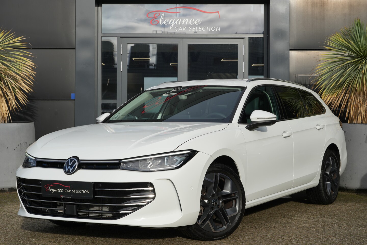 Volkswagen Passat Variant - 1.5 eTSI Elegance Business 150pk Panoramadak/Stoelverwarming/360Camera - AutoWereld.nl