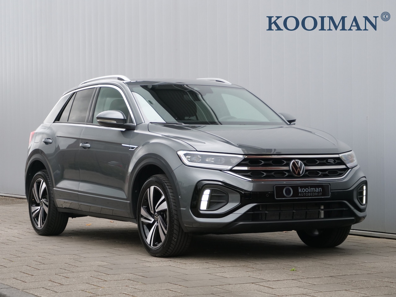 Volkswagen T-Roc - 1.5 TSI 150pk R-Line Edition Automaat Apple Carplay / 18 inch / IQ Light / Stoelverwarming - AutoWereld.nl