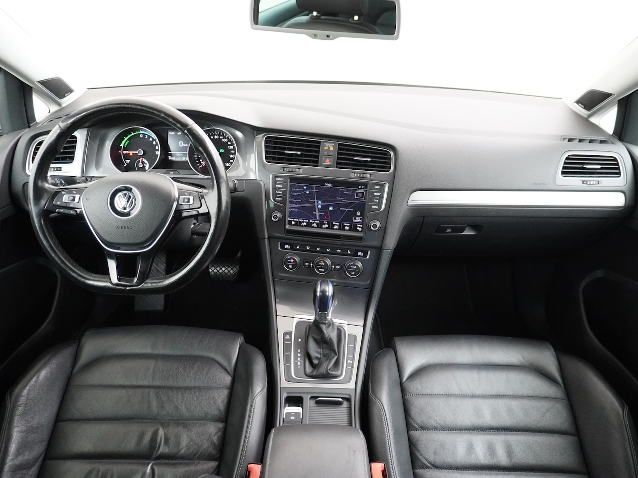 Volkswagen e-Golf - Leer Navi Ecc Adaptieve Cruise PDC-v+a DAB 17" Led Premium Audio Lmv Privacy Glas Spiegel - AutoWereld.nl
