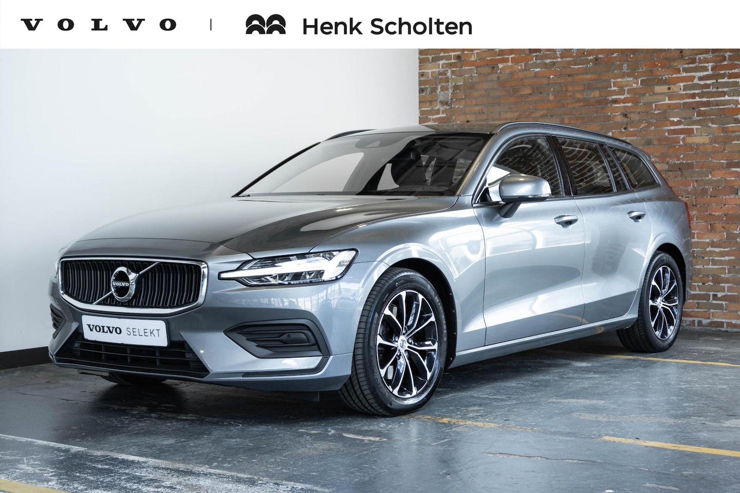 Volvo V60 - B3 Automaat Momentum Advantage | Dealer onderhouden | Parkeersensoren voor + achter | Park - AutoWereld.nl