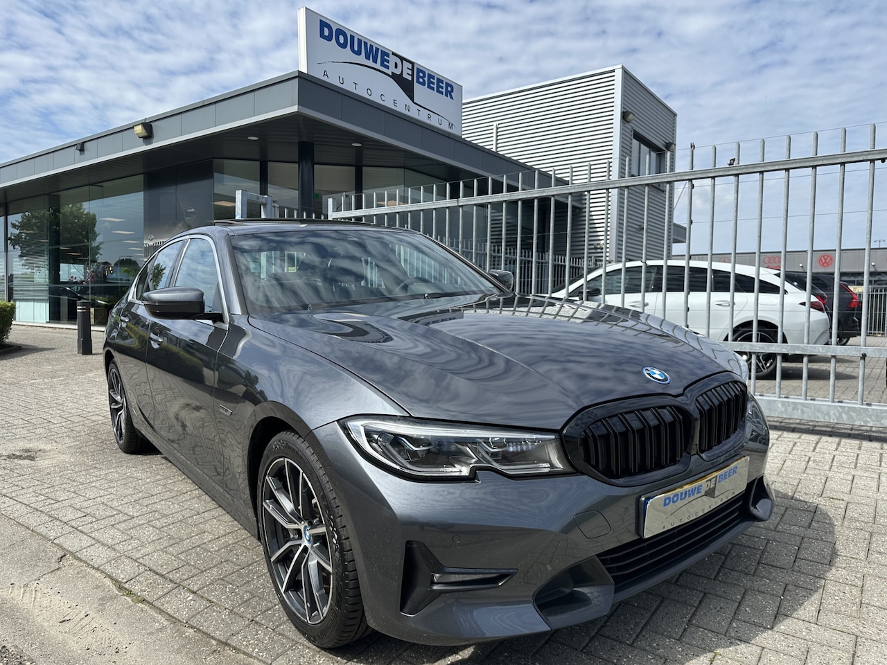 BMW 3-serie - 330e Sport Line Schuifdak | Laser | Leer | Stoelverw. | HiFi - AutoWereld.nl
