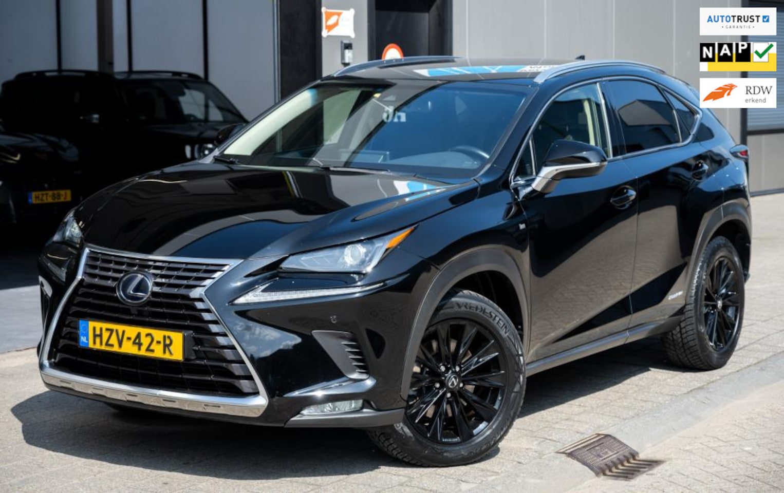 Lexus NX - 300h AWD F Sport Line|LEER|FACELIFT|STOELVERWARMING - AutoWereld.nl