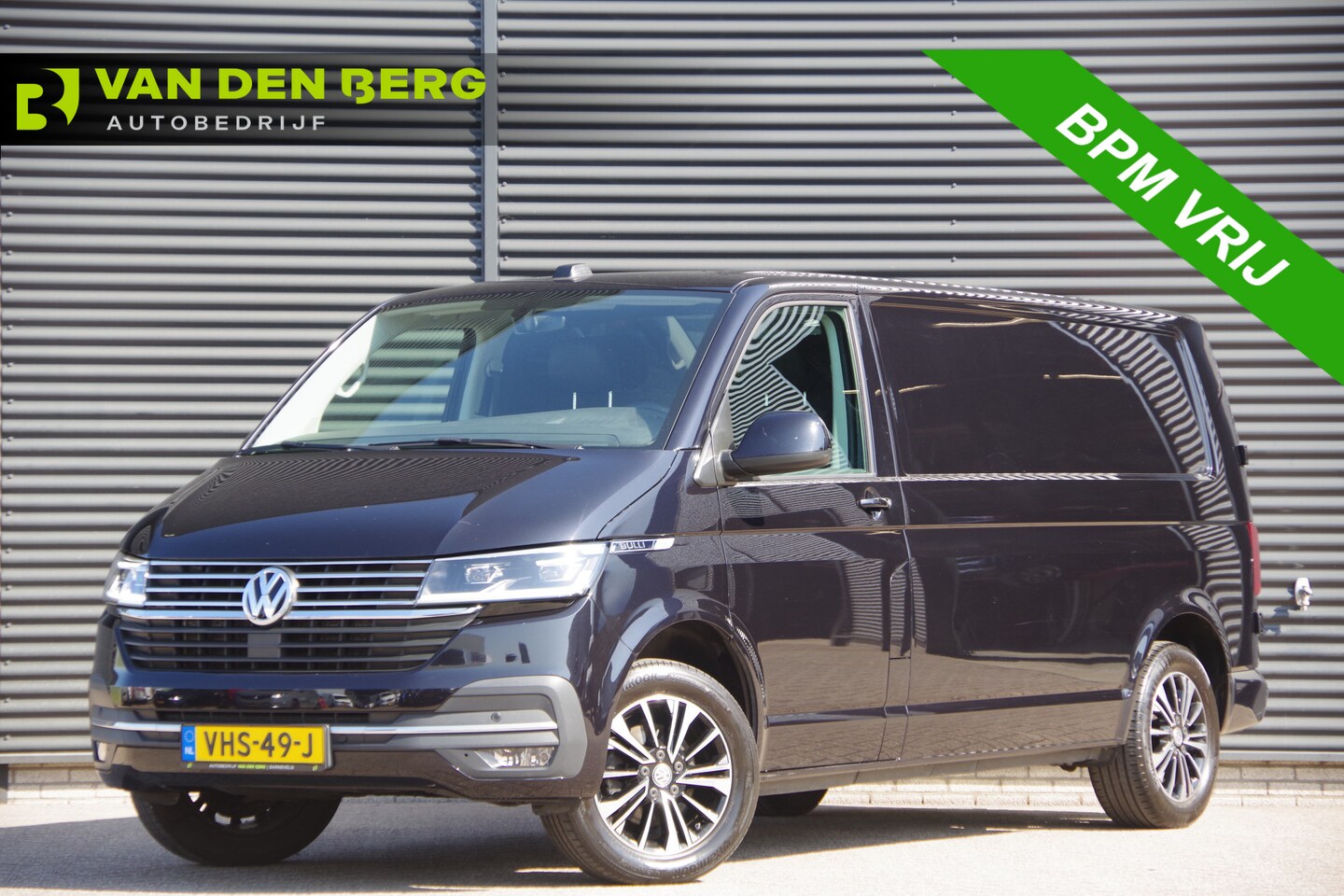 Volkswagen Transporter - 2.0 TDI L2 BULLI 150PK AUT. LED, LEDER, TREKHAAK, ADAPT. CRUISE, DIGITAL COCKPIT, NAVI, AI - AutoWereld.nl