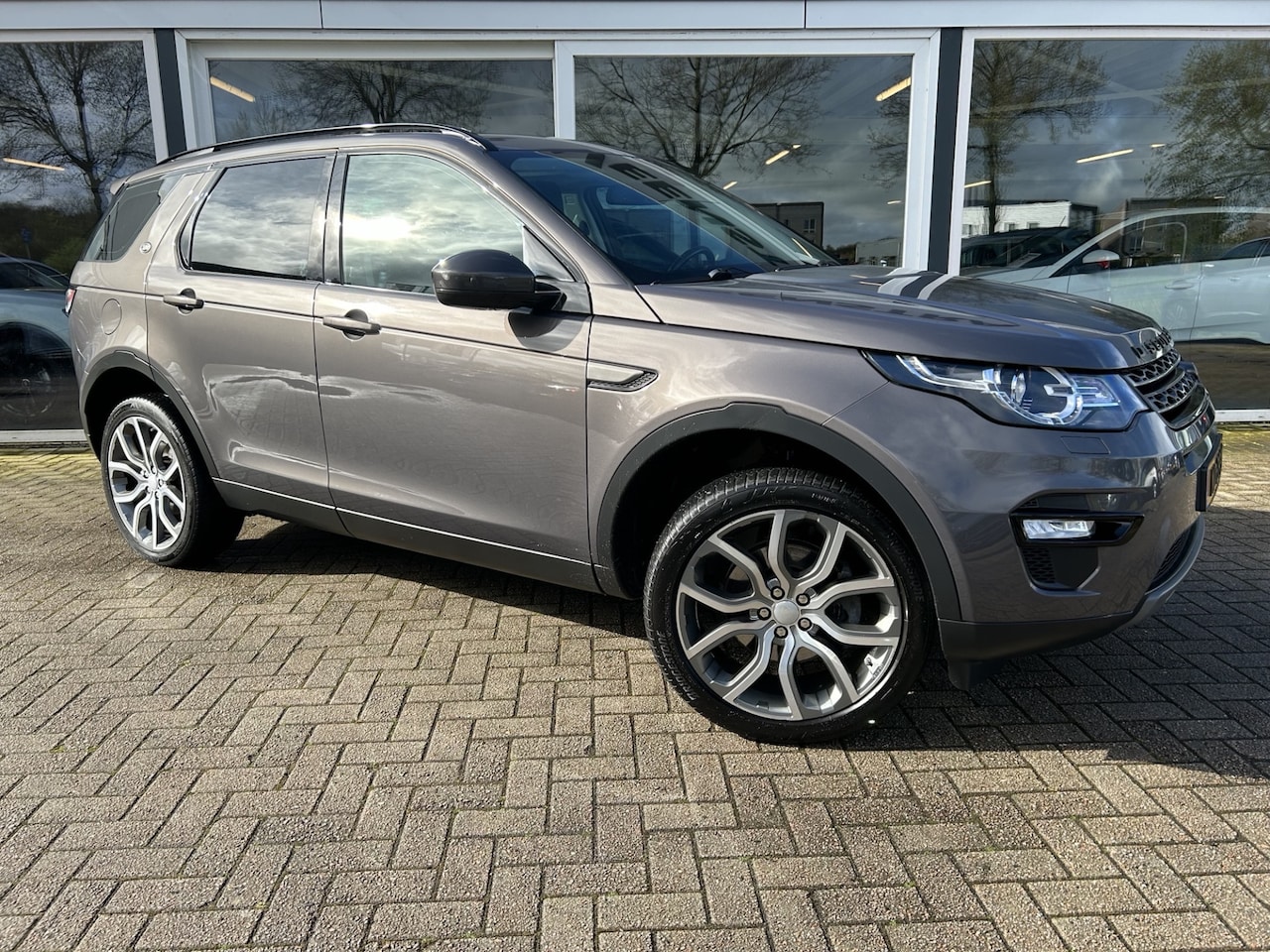 Land Rover Discovery Sport - 2.0 TD4 HSE 50% deal 10.475,- ACTIE Half leder / Pano / Cruise /  Stoelverwarming / PDC - AutoWereld.nl