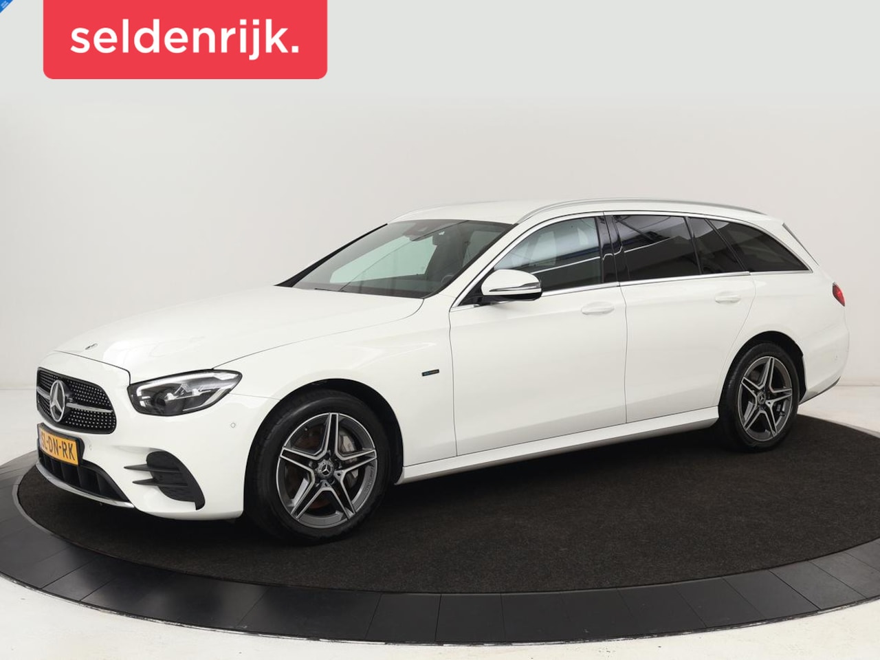 Mercedes-Benz E-klasse - 300e AMG | Trekhaak | Stoelverwarming | Camera | Carplay | Leder/Alcantara | Navigatie | W - AutoWereld.nl