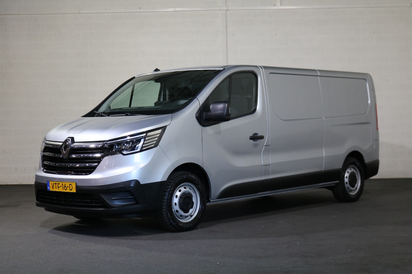 Renault Trafic - 2.0 dCi 110pk L2 H1 Airco Navigatie 10dkm - AutoWereld.nl
