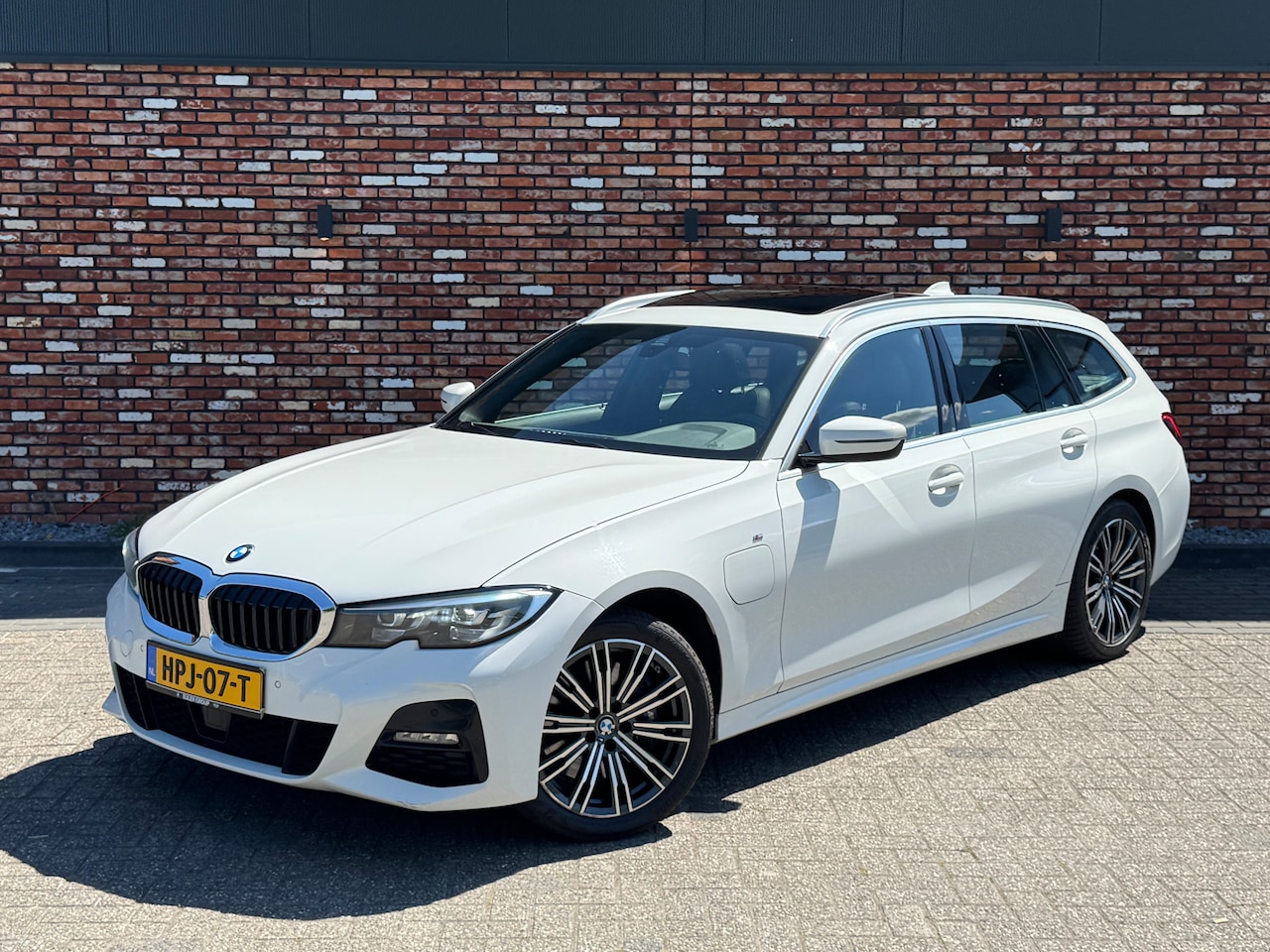 BMW 3-serie Touring - 330e xDrive High Executive | M-Sport | Panodak | Virtual Cockpit | Apple Carplay | Sfeerverlichting | - AutoWereld.nl