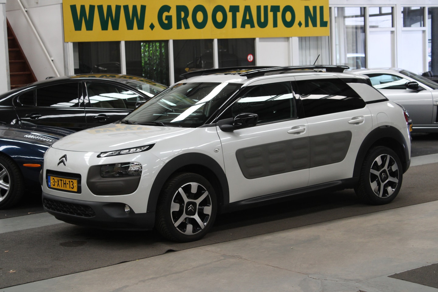 Citroën C4 Cactus - 1.2 e-VTi Shine Airco, Trekhaak, Panoramadak - AutoWereld.nl
