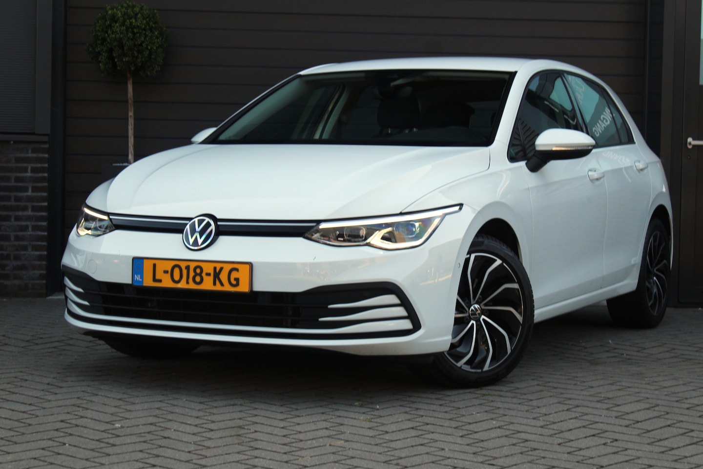 Volkswagen Golf - 1.0 eTSI Life Business | Memory | Camera | IQ Lights - AutoWereld.nl