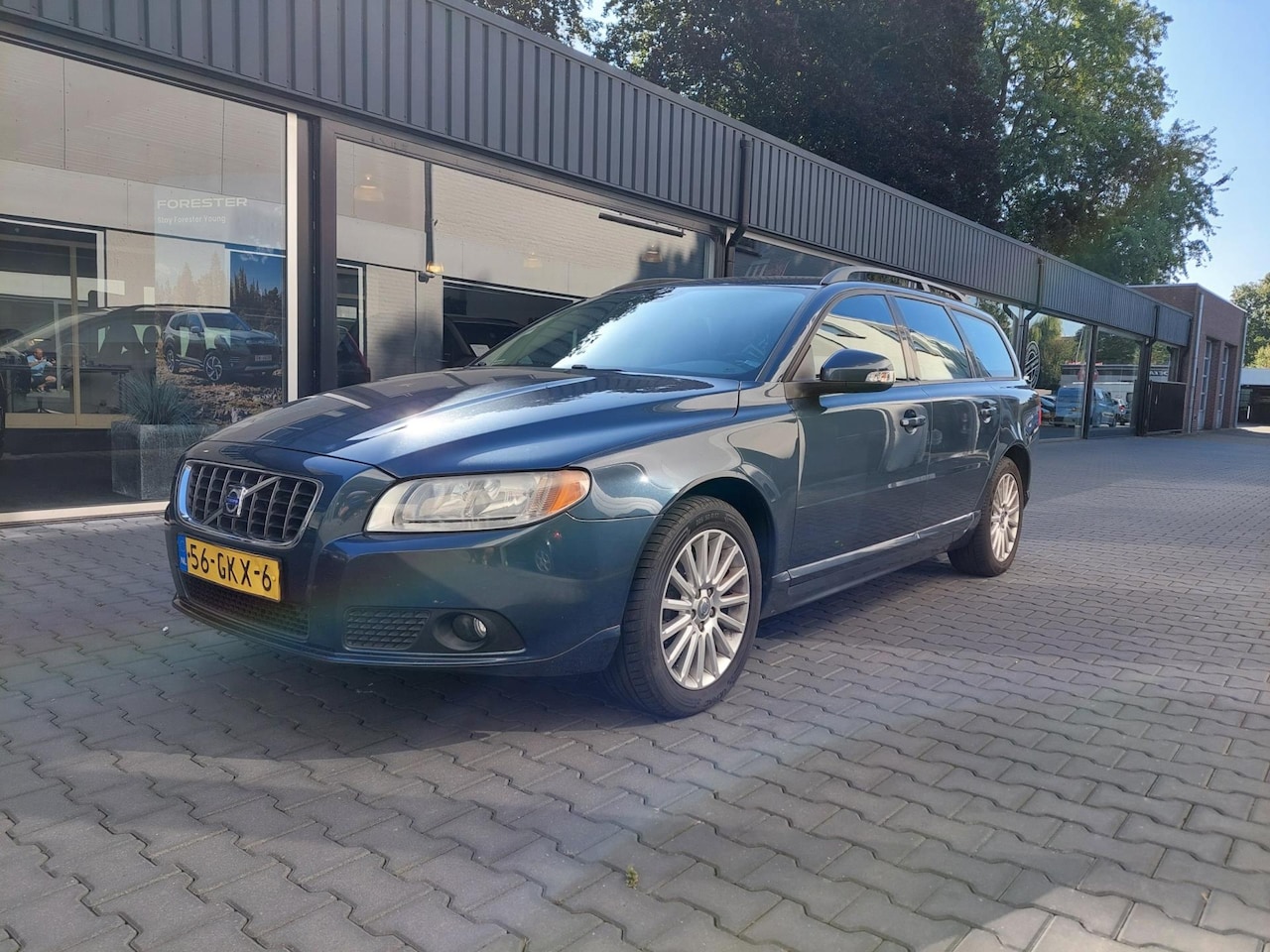 Volvo V70 - 2.5T Momentum 16 jaar dezelfde eigenaar Origineel NL Leer Stoelverwarming Cruise Trekhaak - AutoWereld.nl