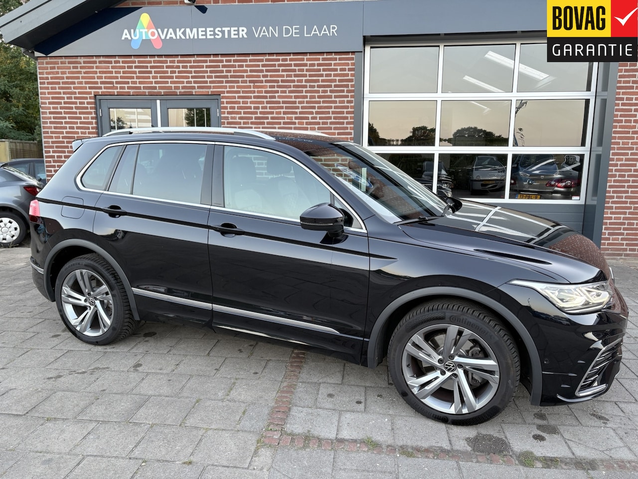 Volkswagen Tiguan - 1.4 TSI eHybrid R-Line Business+ Plug-Inn ( Panoramadak, Trekhaak, Blindspot, Navigatie, C - AutoWereld.nl