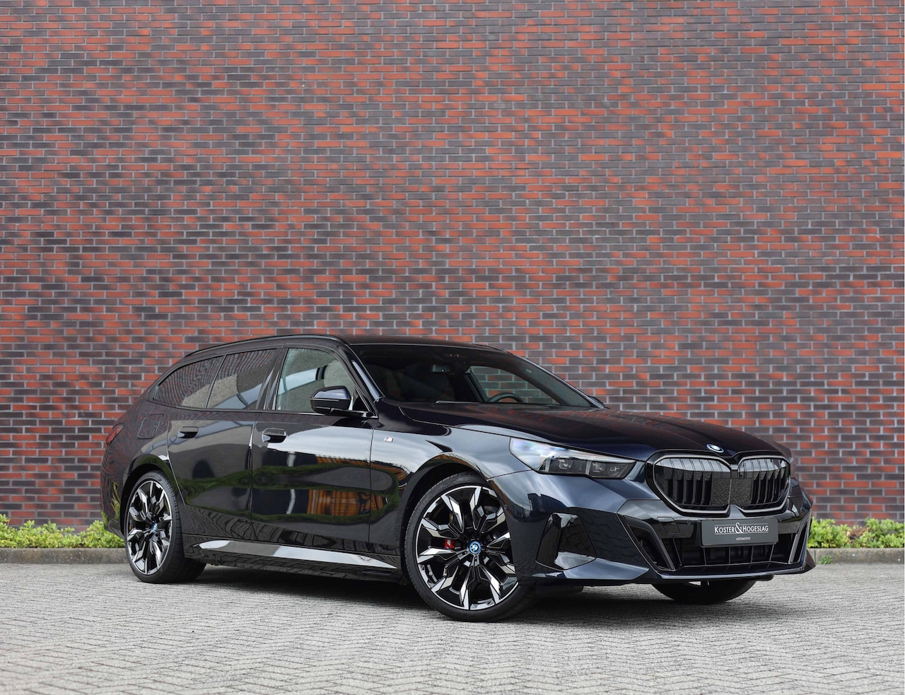 BMW 5-serie Touring - 530e | M Sport Pro - Trekhaak - Pano - AutoWereld.nl