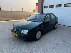 Volkswagen Bora - 2.0 automaat cruise clima PDC APK 6-26 NAP