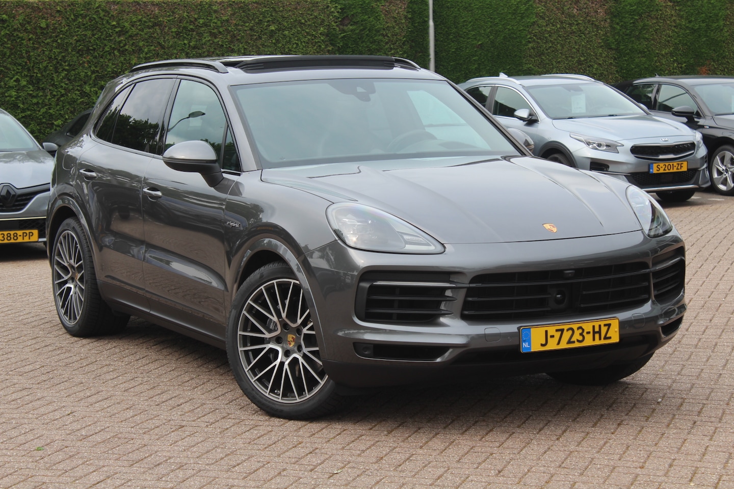 Porsche Cayenne - 3.0 E-Hybrid / Trekhaak / Panoramadak / 360Camera / Head-up / 21'' / Keyless / Bose / Spor - AutoWereld.nl