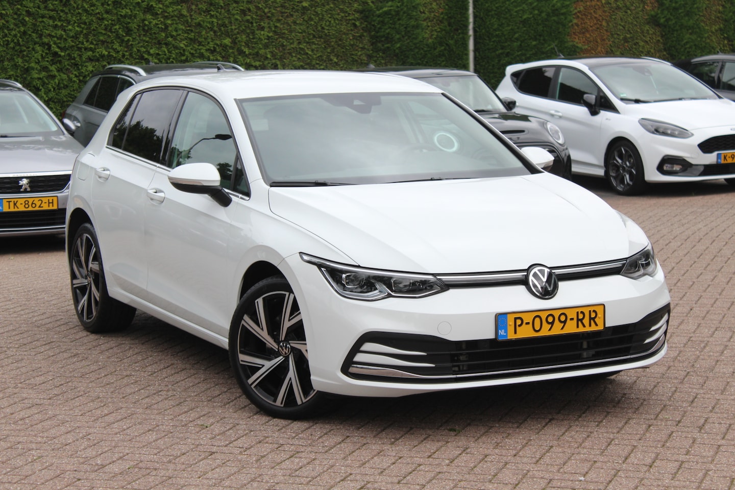 Volkswagen Golf - 1.4 eHybrid Style / Camera / Half leder / Navigatie / 18'' / Dodehoek / DAB / Stoelverwarm - AutoWereld.nl