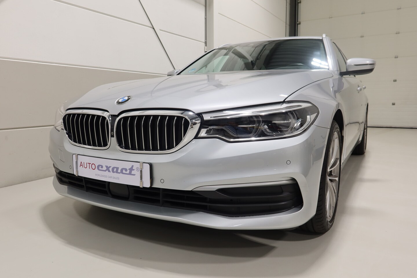 BMW 5-serie Touring - 520i I High Executive I Comfort stoelen I Adaptive Cruise Control I 360 Camera I org NL - AutoWereld.nl