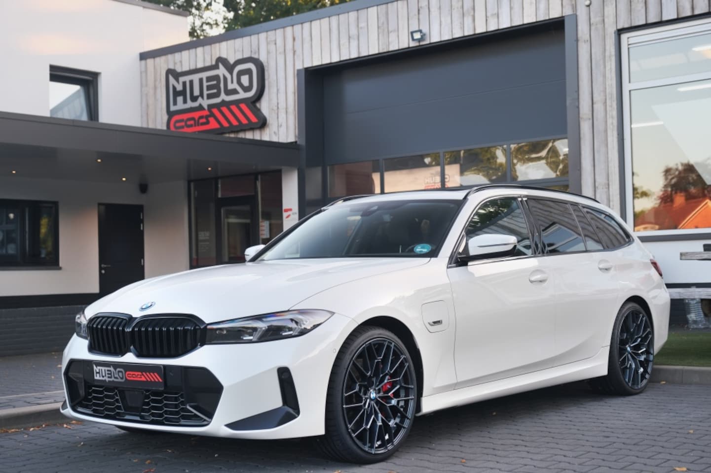 BMW 3-serie Touring - 330e M-Sport Pano, 20'' Nieuwe Velgen/Banden - AutoWereld.nl
