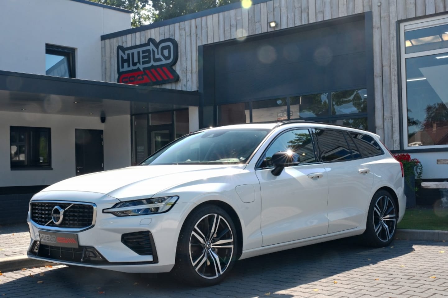 Volvo V60 - 2.0 T8 TE AWD R-Des. Pano BW Muziek, Trekhaak. - AutoWereld.nl