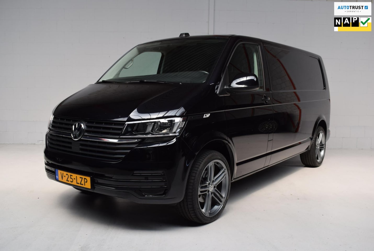 Volkswagen Transporter - 2.0 TDI 150PK AUT L2H1 3-ZITS / CAMERA / 20 INCH / BETIMMERING / NAVIGATIE / CARPLAY / ACC - AutoWereld.nl