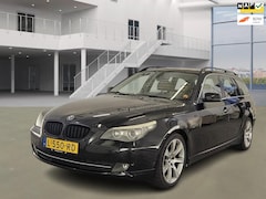 BMW 5-serie Touring - 523i/AUTOMAAT/CRUISE/NAVI/LEDER/PARKEERSENS VOOR-ACHTER/TREKHAAK