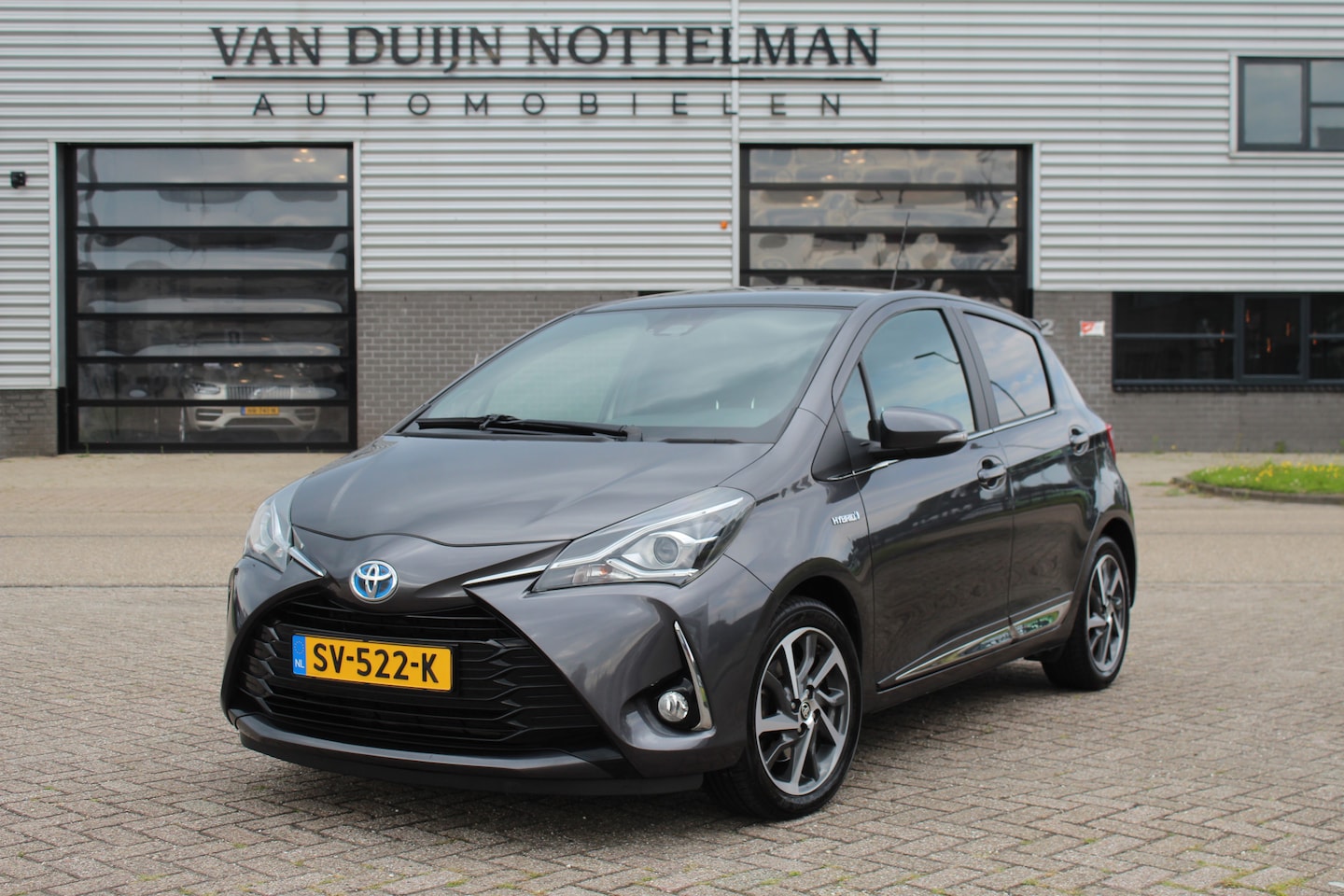 Toyota Yaris - 1.5 Hybrid Premium / Panoramadak / Camera / Keyless / N.A.P. - AutoWereld.nl