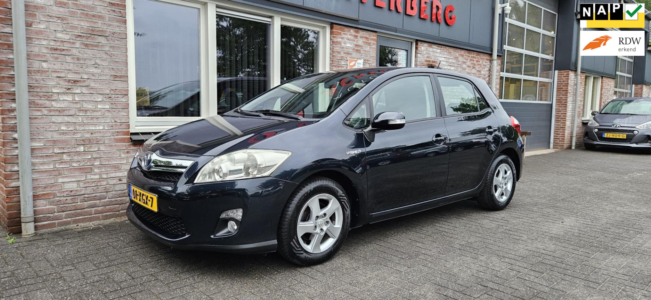 Toyota Auris - 1.8 Full Hybrid Business Airco/Clima! Cruise Control! NAP! Nette Auto! - AutoWereld.nl