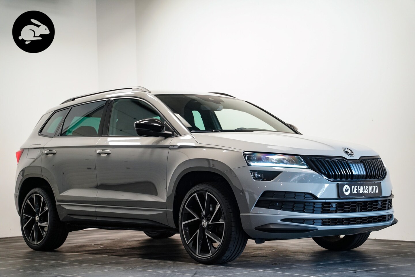 Skoda Karoq - 1.5 TSI Sportline/Steel Grey!/19 inch/Acc/Apple car play - AutoWereld.nl