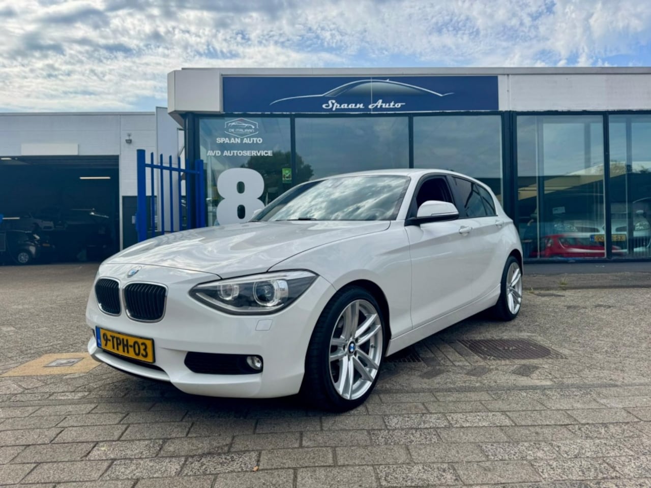 BMW 1-serie - 116i SPORT | AUTOMAAT | AIRCO | CLIMATE CONTROL | CRUISE CONTROL - AutoWereld.nl