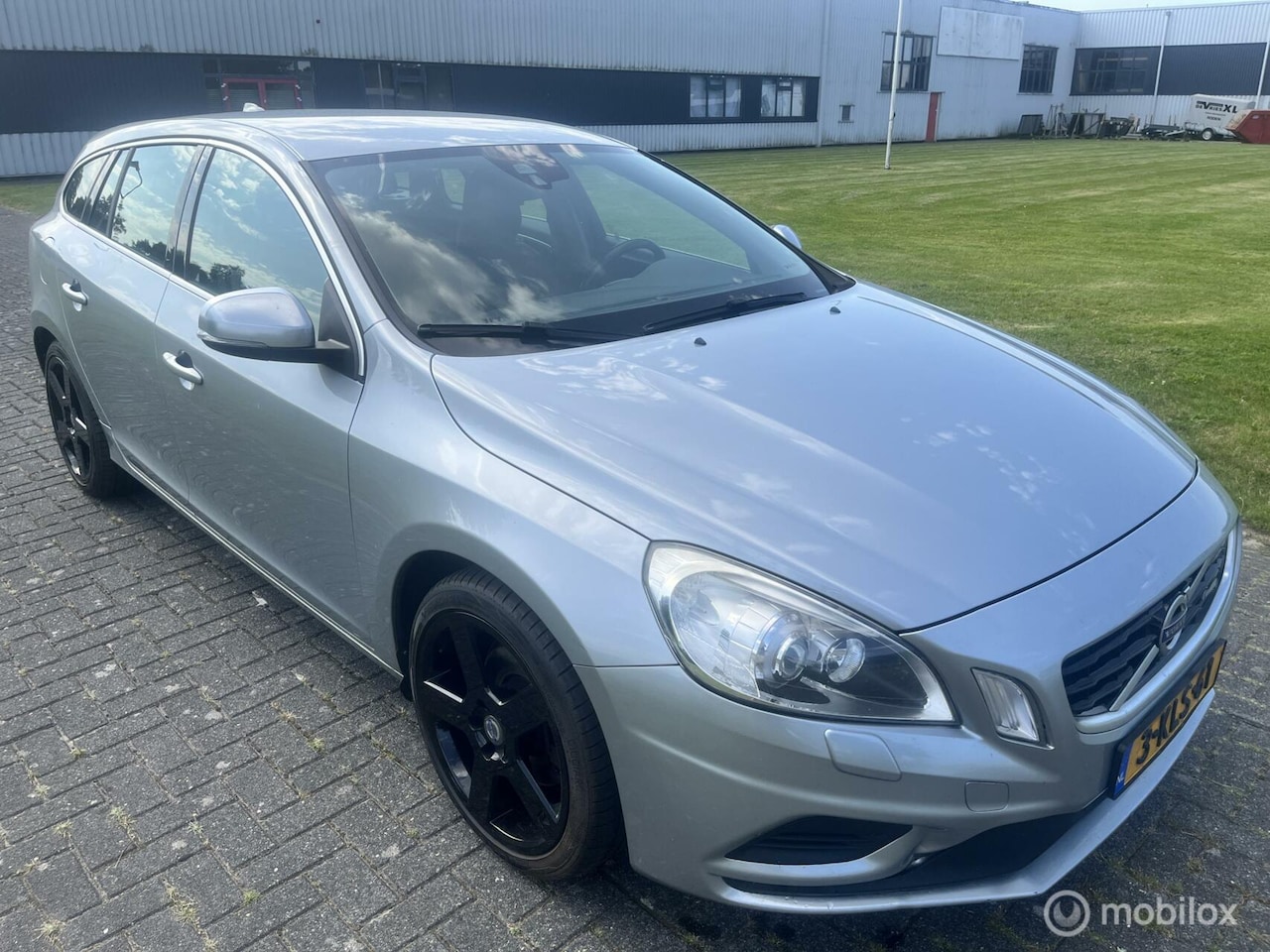 Volvo V60 - 1.6 T3 R-Design 1.6 T3 R-Design - AutoWereld.nl