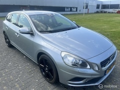Volvo V60 - 1.6 T3 R-Design / APK / NAP / Cruise / Airco / Navi / 6-Bak / PDC / Trekhaak / mooie auto