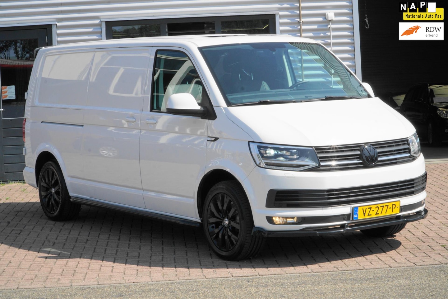 Volkswagen Transporter - 2.0 TDI L2H1 204PK DAK LEDER XENON NAVI - AutoWereld.nl