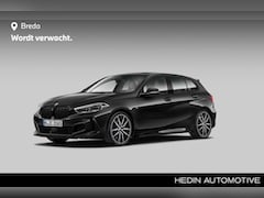 BMW 1-serie - M135i xDrive | M-sport | Achteruitrijcamera | Comfort Access | Harman Kardon | Stuur-/ Sto