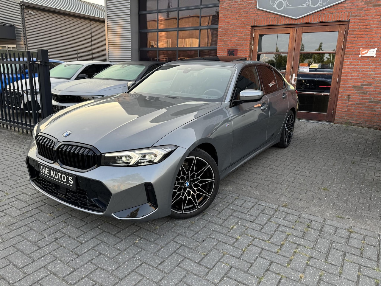 BMW 3-serie - 318i | Pano | M Sport | LED | Stoelverwarming | Navigatie en meer! - AutoWereld.nl