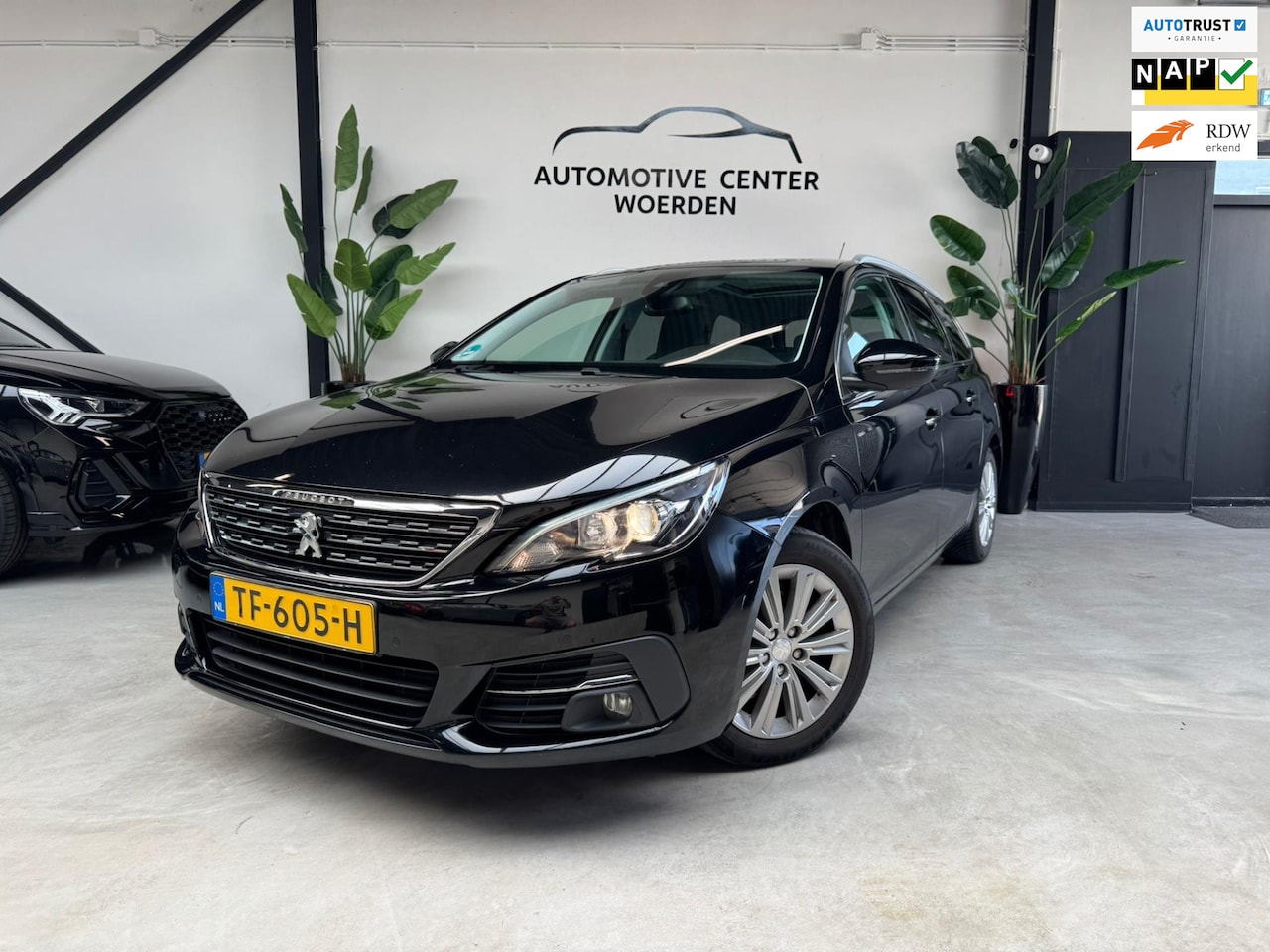 Peugeot 308 SW - 1.2 PureTech Blue Lease Premium CAM AUT PANO - AutoWereld.nl