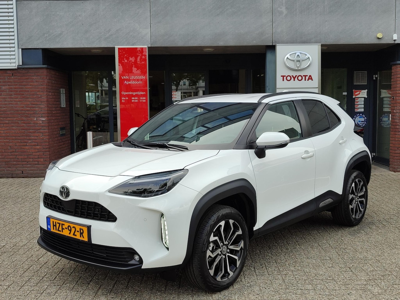 Toyota Yaris Cross - 1.5 Hybrid 130 Dynamic NIEUW DIRECT LEVERBAAR BLIND SPOT PARK-SESNOREN CLIMA LM-VELGEN 17" - AutoWereld.nl